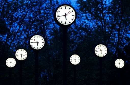 In der Nacht zum Sonntag wird die Uhr eine Stunde vor gestellt – dann haben wir bis Ende Oktober Sommerzeit. Foto: dpa