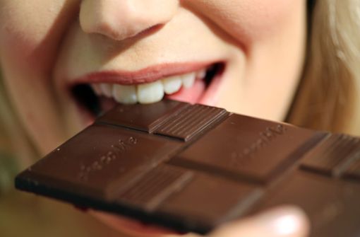Die einen beißen beherzt in die Schokolade, andere lassen sie auf der Zunge zergehen. Foto: dpa
