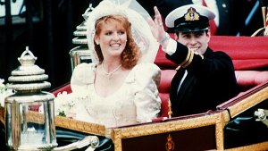 1986 läuteten die Hochzeitsglocken, zehn Jahre später folgte die Scheidung. Doch ganz glücklich sollen Sarah Fergie Ferguson und Prinz Andrew mit ihrer Trennung nie gewesen sein. Nun mehren sich Gerüchte, die beiden wollen einen zweiten Anlauf wagen. Foto: dpa