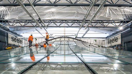 Am neuen Tiefbahnhof werden die Glasabdeckungen über den Kelchstützen aufgebaut. Foto: DB AG/Jannik Walter