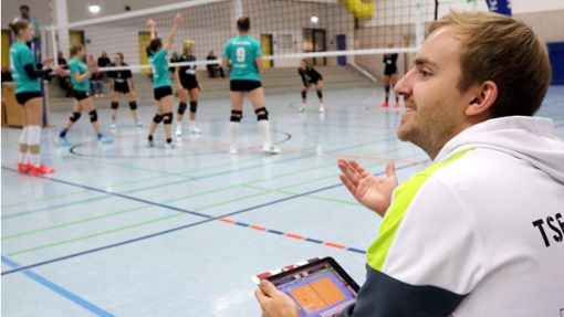 Akribischer Beobachter und Datensammler: Vincent Mattes erfasst jeden Spielzug der Volleyballerinnen auf seinem Tablet. Foto: Andreas Gorr