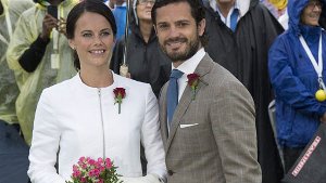 Verliebt, verlobt und bald verheiratet: Prinz Carl Philip von Schweden und seine Verlobte Sofia Hellqvist bei der Feier von Kronprinzessin Victorias 37. Geburtstag. Foto: dpa