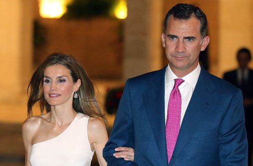 Auch im Urlaub im Dienst: Im Palast in Palma de Mallorca geben König Felipe VI. von Spanien und seine Frau, Königin Letizia, einen Empfang. Foto: dpa