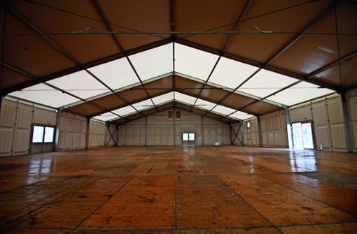 Die Halle, in der seit Oktober 2015  Flüchtlinge gelebt haben, ist inzwischen leer und wird nun abgebaut. Foto: Rüdiger Ott
