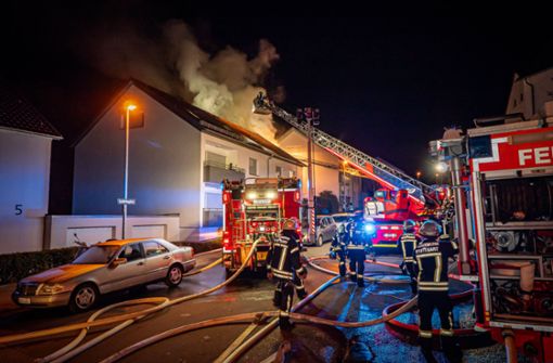 Der Dachstuhl eines Hauses in Stuttgart-Kaltental stand in Flammen. Foto: 7aktuell.de/Alexander Hald