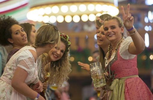 Gute Stimmung im Festzelt: Auf dem Frühlingsfest wird gefeiert. Foto: Lichtgut/Leif-H.Piechowski