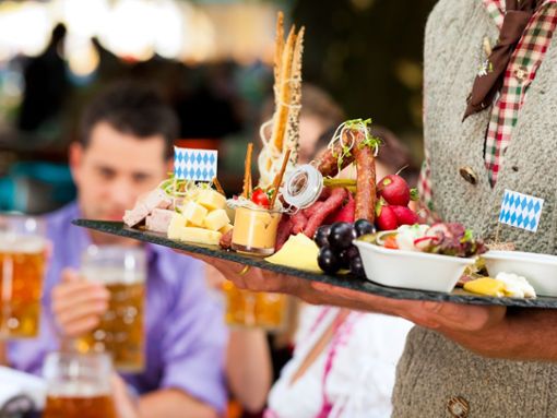 Brotzeitbrettl und andere Leckereien laden auf dem Oktoberfest zum Schlemmen ein. Foto: Kzenon/Shutterstock.com