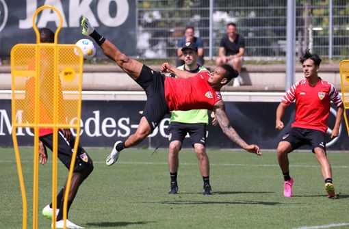 Artistisch: Der VfB-Stürmer Juan Perea legt sich quer in die Luft, um auf das Tor zu schießen. Foto: Pressefoto Baumann/Julia Rahn