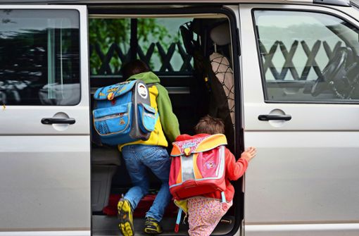 Hol- und Bringservice: Für viele Eltern ist es bequem, auf dem Weg zur Arbeit den eigenen Nachwuchs vor der Schule abzuladen. Foto: dpa/Ralf Hirschberger
