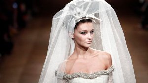 Dramatischer Schleier und viel Prunk - das Brautkleid war das Highlight der Oscar-Carvallo-Schau bei den Haute-Couture-Schauen in Paris. Foto: AP/dpa