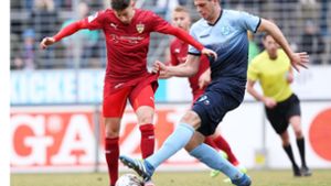 VfB-Senkrechtstarter Nicolas Sessa (li.) will mit dem VfB II im Fußball-Regionalliga-Derby gegen Luca Pfeiffer und die Stuttgarter Kickers den starken Lauf der Roten fortsetzen. Foto: Baumann