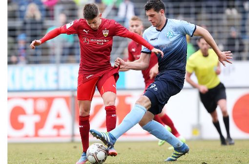 VfB-Senkrechtstarter Nicolas Sessa (li.) will mit dem VfB II im Fußball-Regionalliga-Derby gegen Luca Pfeiffer und die Stuttgarter Kickers den starken Lauf der Roten fortsetzen. Foto: Baumann