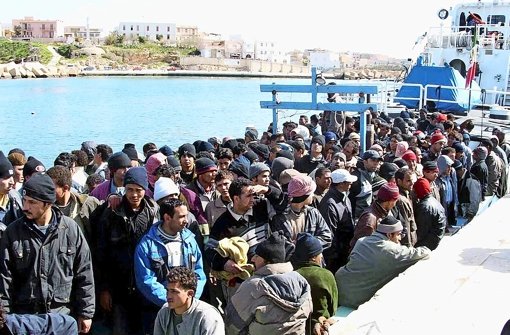 Andrang in Lampedusa - die Flüchtlingsproblemtaik beschäftigt derzeit auch die Schlagzeilen Foto: dpa
