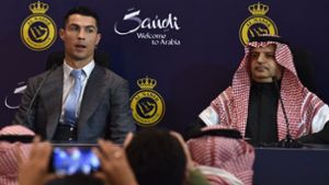 Cristiano Ronaldo (links) mit Musalli Al-Muammar, dem Präsidenten von Al-Nassr. Foto: AFP