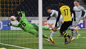 Drei Treffer waren nicht genug für Bayer: Leverkusens Patrik Schick (Mi.) erzielt gegen Berns Torwart David von Ballmoos den Treffer zum 1:3. Foto: dpa/Anthony Anex