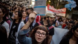 Demonstrantinnen und Demonstranten fordern finanzielle Unterstützung für staatliche Hochschulen und Universitäten in Argentinien. Foto: Cristina Sille/dpa