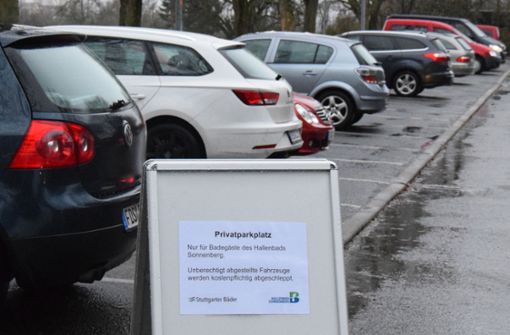Ein provisorisches Schild weist Autofahrer daraufhin, wer hier parken darf. Foto: Alexandra Kratz
