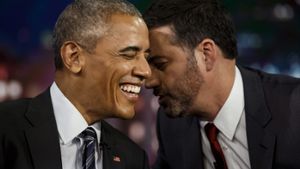 Hatten viel Spaß in einer Sendung miteinander: US-Präsident Barack Obama und Talkmaster Jimmy Kimmel. Obama las in der Show gemeine Tweets über sich vor. Foto: dpa