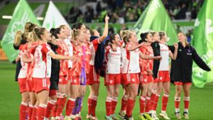 Münchens Spielerinnen feiern den Sieg in Wolfsburg. Foto: Swen Pförtner/dpa