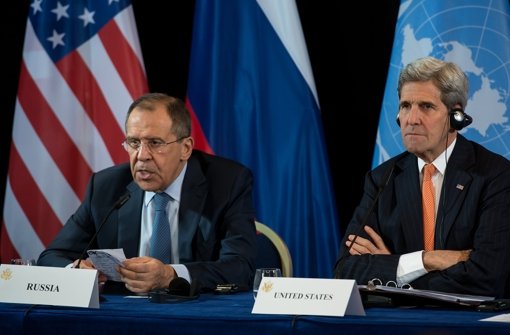 Der Außenminister von Russland, Sergej Lawrow und der Außenminister der USA, John Kerry bei der Pressekonferenz nach der Syrien-Konferenz von München. Foto: dpa