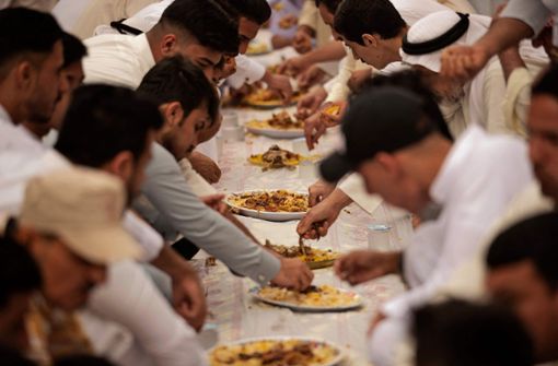 Die Mahlzeit, die Muslime während des Fastenmonats abends nach Sonnenuntergang zu sich nehmen, heißt Iftar-Mahl (Archivbild). Foto: AFP/HUSSEIN FALEH