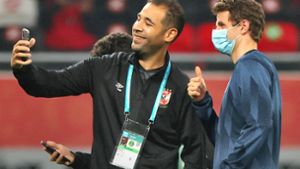 Nach dem Halbfinale der Club-WM machte ein entspannter Thomas Müller (re.) noch Selfies mit einem Betreuer des ägyptischen Gegners  Al Ahly SC. Foto: imago/MIS International