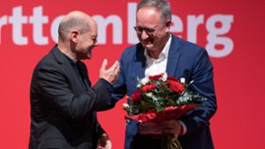 Gratulation vom Bundeskanzler zur Wiederwahl  für den Vorsitzenden  der baden-württembergischen SPD Andreas Stoch Foto: dpa/Silas Stein