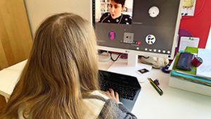 Digitaler Unterricht zuhause: eine Schülerin der International School chattet mit ihrer Lehrerin. Foto: International School Stuttgart