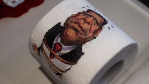Toilettenpapier mit einer Karikatur von Gerhard Schröder. Foto: dpa/Henning Kaiser