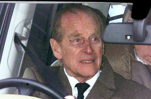 Prinz Philip sitzt  auch mit 97 Jahren noch  hinter dem Steuer Foto: dpa