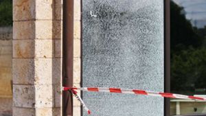 Die explodierte Handgranate hat  eine Scheibe der Aussegnungshalle auf dem Friedhof in Altbach beschädigt. Foto: 7aktuell.de/Kevin Lermer