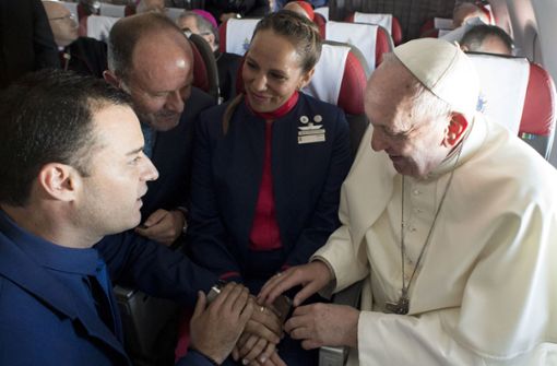 Der Papst traut Steward und Stewardess. Foto: dpa/LOsservatore Romano