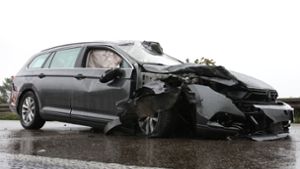 Der VW wurde bei dem Unfall schwer beschädigt. Foto: 7aktuell.de/Kevin Lermer