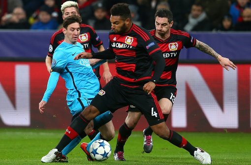 Großer Gegner, große Ehre: Jonathan Tah (Mi.) stoppt im Champions-League-Spiel von Bayer Leverkusen Superstar Lionel Messi vom FC Barcelona. Foto: Getty