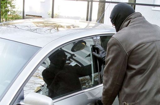 Der unbekannte Täter hebelte die Fahrertüre des Wagens auf. (Symbolbild) Foto: dpa