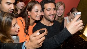 Bei der Männerhort-Filmpremiere waren Selfies mit Schauspieler Elyas MBarek begehrt. Foto: dpa