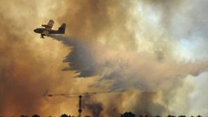 Beim Löschen der Waldbrände in Portugal ist ein Flugzeug abgestürzt. Foto: AP