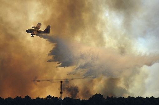 Beim Löschen der Waldbrände in Portugal ist ein Flugzeug abgestürzt. Foto: AP