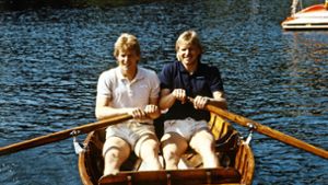 Freizeitbeschäftigung im WM-Trainingslager 1982: die Stuttgarter Karlheinz und Bernd Förster (von links) vertreiben sich die Zeit beim Rudern. Foto: imago/Sportfoto Rudel