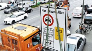 In Hamburg sind die Schilder für die Dieselfahrverbote schon installiert worden – in Stuttgart diskutiert man über die Modalitäten. Foto: dpa