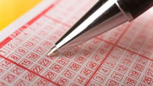 Viele Menschen hoffen jeden Mittwoch und Samstag die richtigen Lottozahlen getippt zu haben. Foto: shutterstock / Younes Stiller Kraske