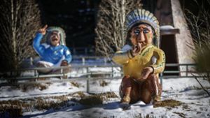 Die Schwabenpark-Indianer stehen noch im Schnee. Foto: Gottfried Stoppel