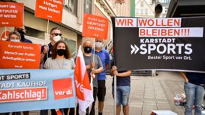 Mitarbeiter der Stuttgarter Karstadt Sports Filiale protestieren gegen die Schließung des Standorts. Foto: Lichtgut/Ferdinando Iannone