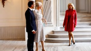 Brigitte Macron mit Ehemann Emmanuel Macron (neben Margarethe von Dänemark) auf Staatsbesuch in Kopenhagen. Und bitte nicht verwechseln: Die Frau im hellen Kleid ist die Königin, nicht die im roten Ensemble . . . Foto: POOL