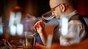 Konzentration bei der Geruchsprobe: Die Tester des Gault & Millau wissen bei der Blindverkostung nicht, welchen Wein sie im Probierglas haben. Foto: Gottfried Stoppel