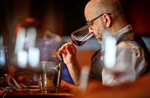 Konzentration bei der Geruchsprobe: Die Tester des Gault & Millau wissen bei der Blindverkostung nicht, welchen Wein sie im Probierglas haben. Foto: Gottfried Stoppel