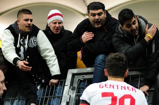 Aufgebrachte VfB-Fans nach dem 1:2 in Frankfurt: Kapitän Gentner  schlichtet Foto: dpa