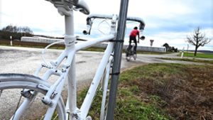 Ein weiß lackiertes Fahrrad, von vielen als Geisterrad bezeichnet, erinnert an den tödlichen Unfall und warnt zugleich. Foto: Werner Kuhnle
