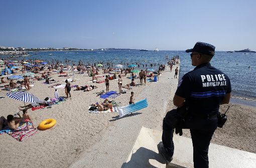 Die Polizei überwacht den Strand von Cannes. Foto: EPA