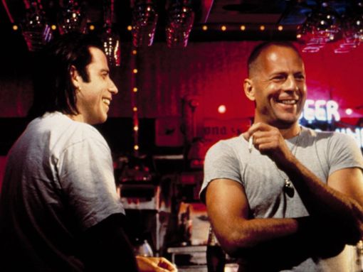 John Travolta (l.) und Bruce Willis am Set von Pulp Fiction. Foto: imago/Everett Collection